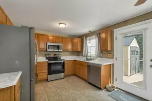 1035 S Mammoth Rd, Manchester, NH 03109 - Photo 4
