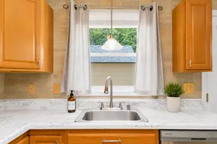 1035 S Mammoth Rd, Manchester, NH 03109 - Photo 2