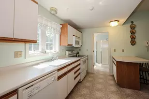 8 Rainbow Dr, Londonderry, NH 03053 - Photo 10