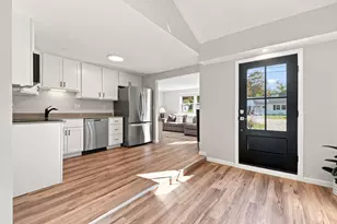 212 Holly Ln, Portsmouth, NH 03801 - Photo 6