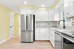 36 Hampton Dr, Nashua, NH 03063 - Photo 4