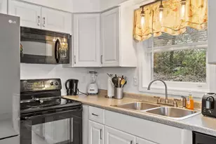 786 Mammoth Rd, Manchester, NH 03104 - Photo 8