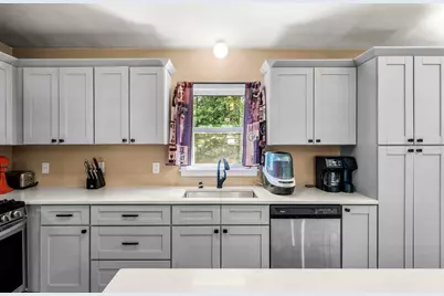 9 Dee Dee Drive, Sandown, NH 03873 - Photo 8