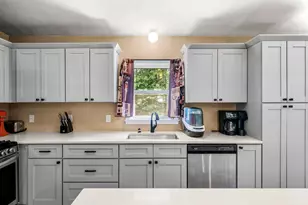 9 Dee Dee Dr, Sandown, NH 03873 - Photo 8