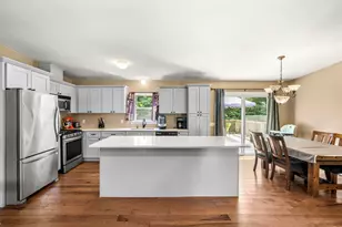 9 Dee Dee Dr, Sandown, NH 03873 - Photo 6