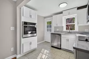 39 Hillside Ave, Derry, NH 03038 - Photo 4