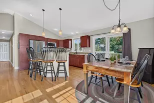 72 S Gray Ct, Manchester, NH 03103 - Photo 4
