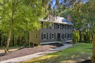 27 Hampshire Dr, Derry, NH 03038 - Photo 4