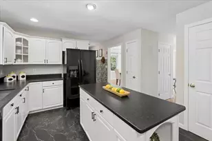 33 Auburn Rd, Londonderry, NH 03053 - Photo 10