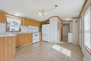 42 Columbia Dr, Newmarket, NH 03857 - Photo 6