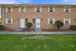 102 Elmwood Dr, Hudson, NH 03051 - Photo 4