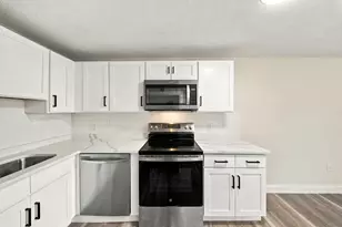 102 Elmwood Dr, Hudson, NH 03051 - Photo 6