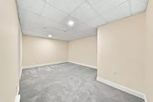 102 Elmwood Dr, Hudson, NH 03051 - Photo 28