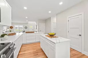 99 Driftwood Cir, Sandown, NH 03873 - Photo 6