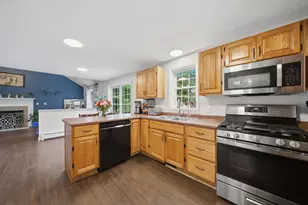 17 Willow St, Derry, NH 03038 - Photo 12