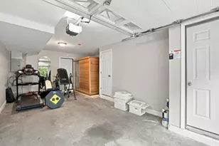 1029 S Mammoth Rd, Manchester, NH 03109 - Photo 10