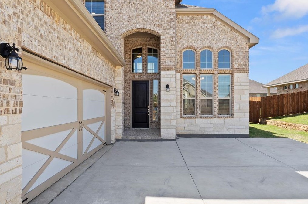 1105 Whispering Hl Dr, Midlothian, TX 76063