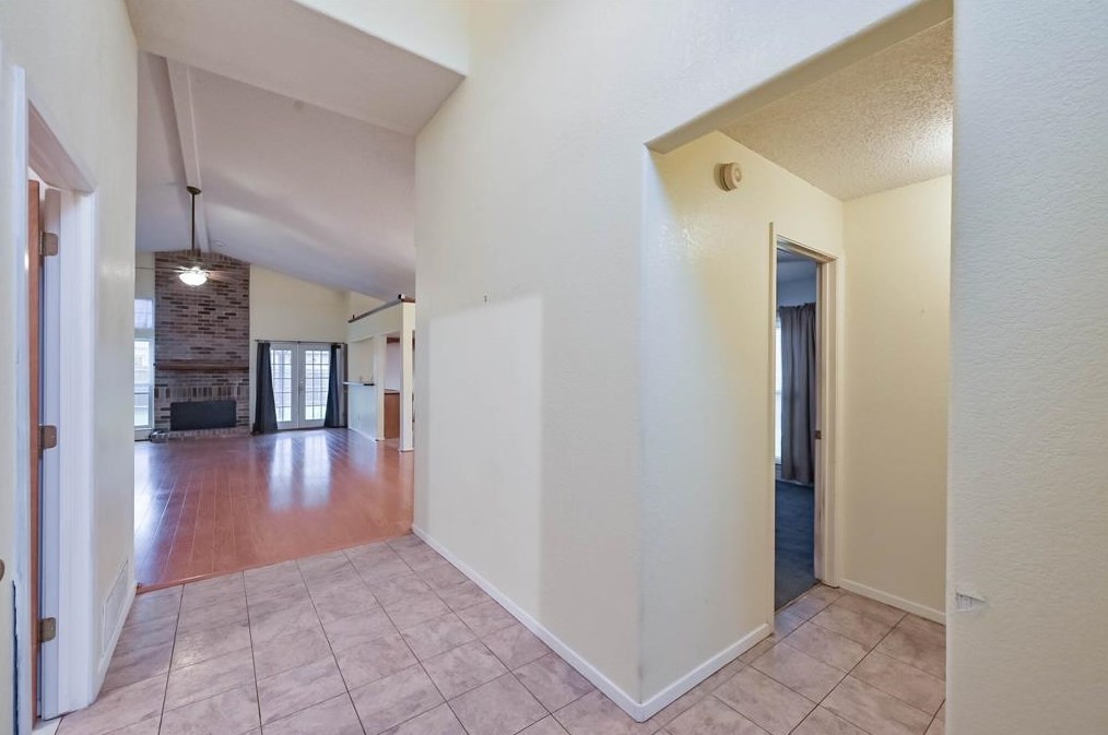 219 Sunset Dr, Oak Leaf, TX 75154-2019