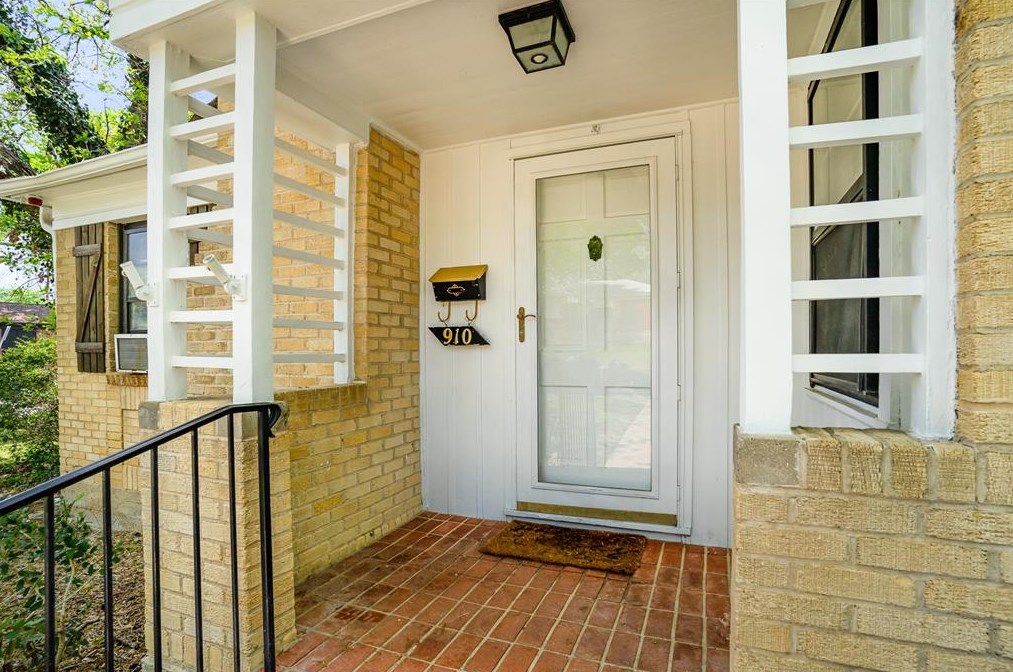 910 Reverchon Dr, Dallas TX  75211-2337 exterior