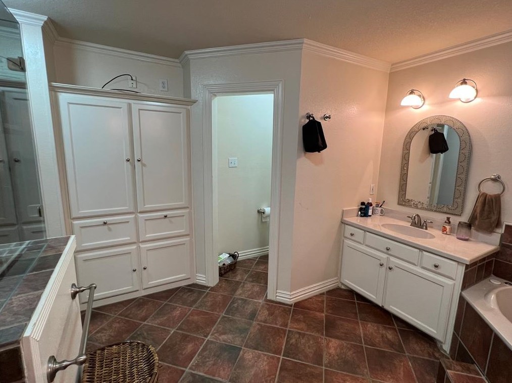 1001 Lariat Cir, Oak Leaf TX  75154-5803 exterior