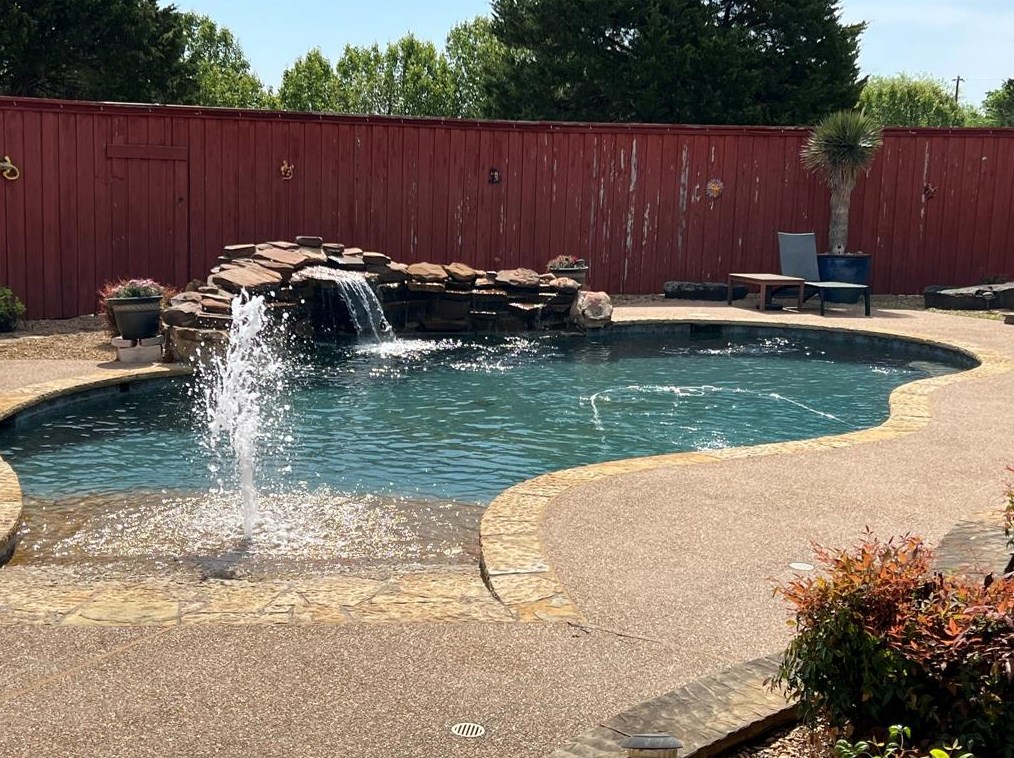 1001 Lariat Cir, Oak Leaf, TX 75154-5801