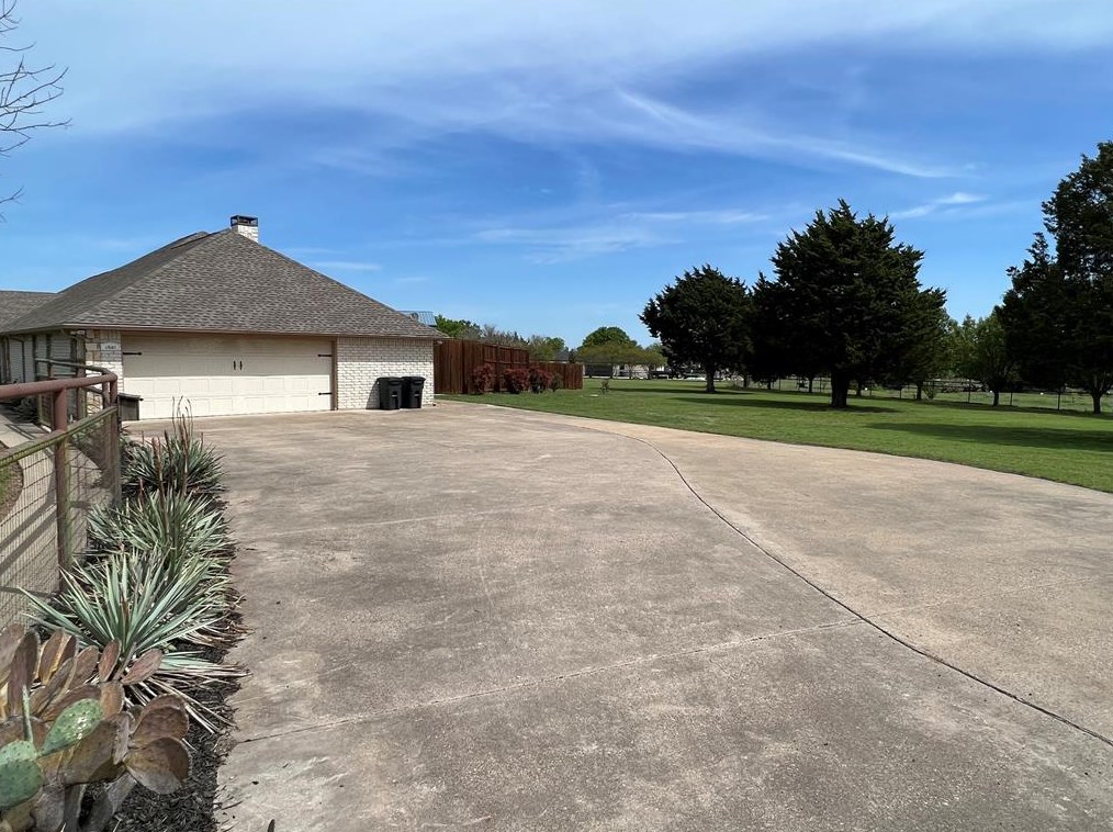 1001 Lariat Cir, Oak Leaf TX  75154-5803 exterior