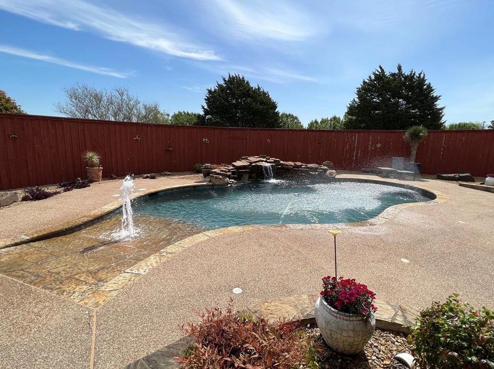 1001 Lariat Cir, Oak Leaf TX  75154-5801 exterior