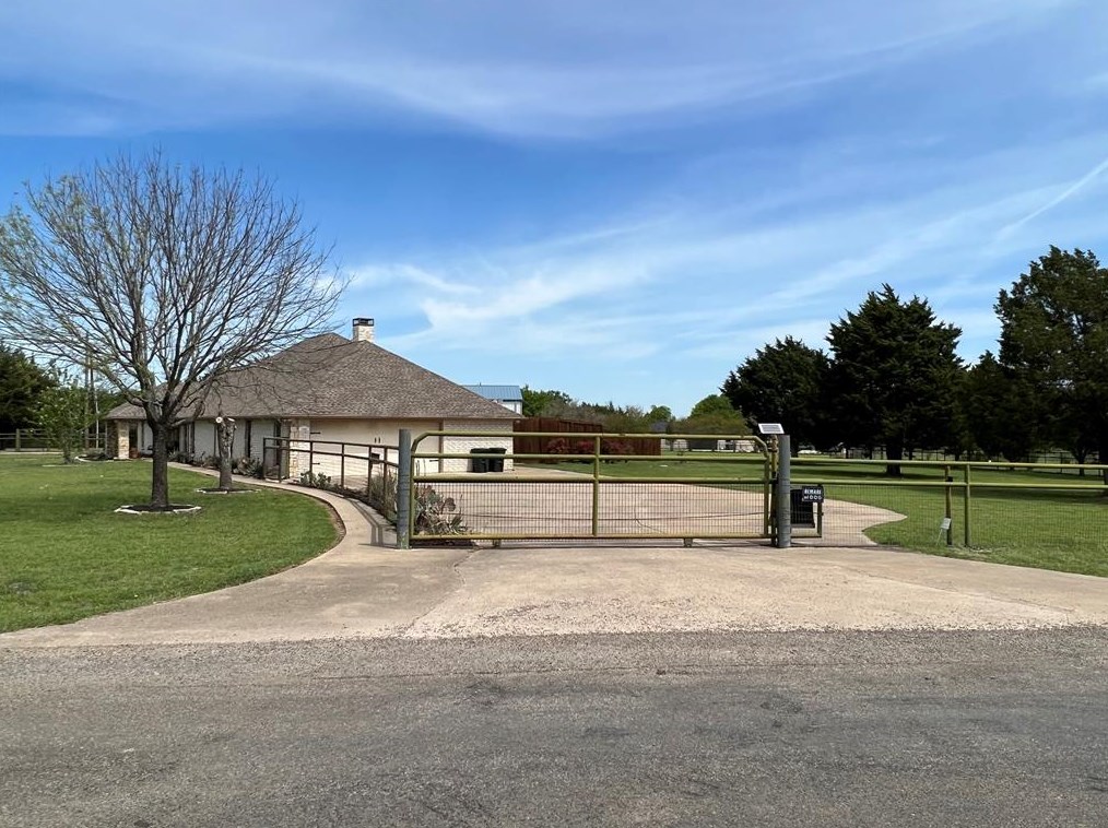 1001 Lariat Cir, Oak Leaf TX  75154-5803 exterior