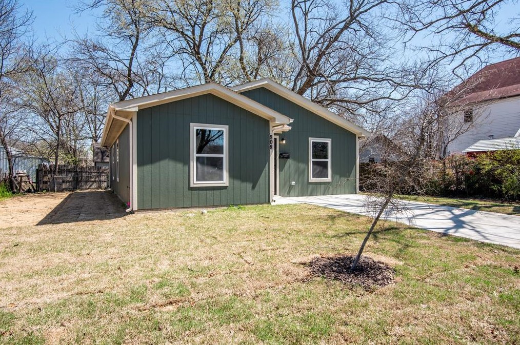 808 Poplar St, Bonham, TX 75418