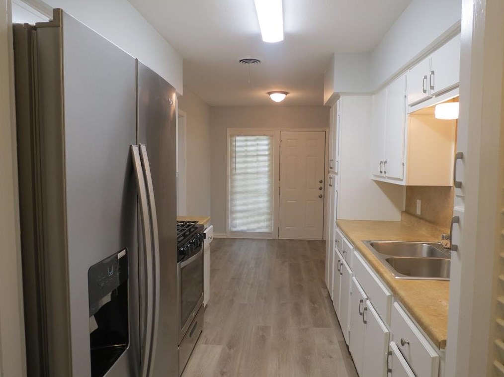609 Aspen St, Lancaster, TX 75134