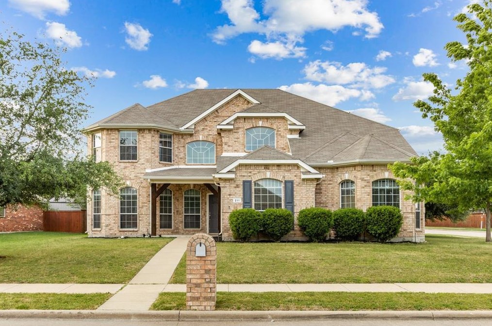 211 Joseph Dr, Oak Leaf, TX 75154-3877