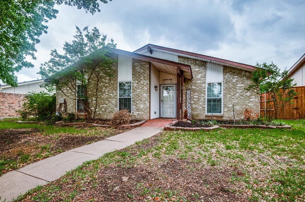 1840 Paxton Dr, Carrollton TX  75007-3020 exterior