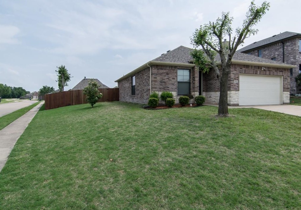 400 Stonecreek Dr, Princeton, TX 75407