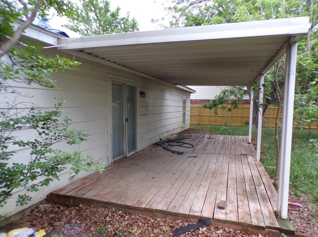 1805 Country Ln, Arlington TX  76018-1229 exterior