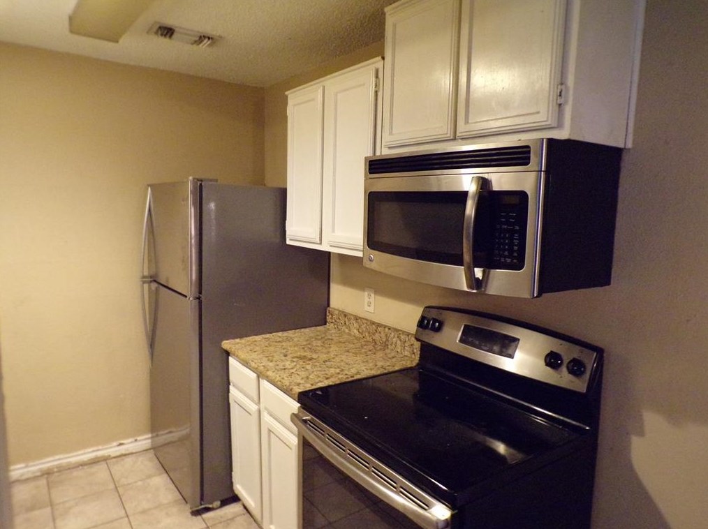 1805 Country Ln, Arlington TX  76018-1229 exterior