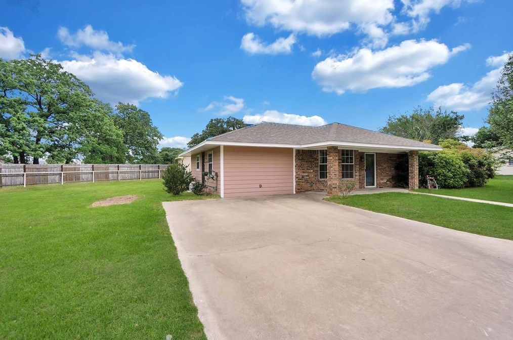 421 Emily Ct, Collinsville, TX 76233-5009