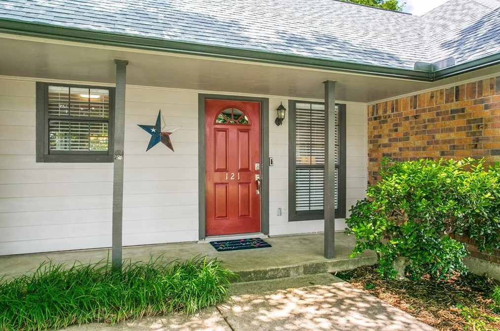 121 Lassetter Dr, Oak Leaf, TX 75154-5111