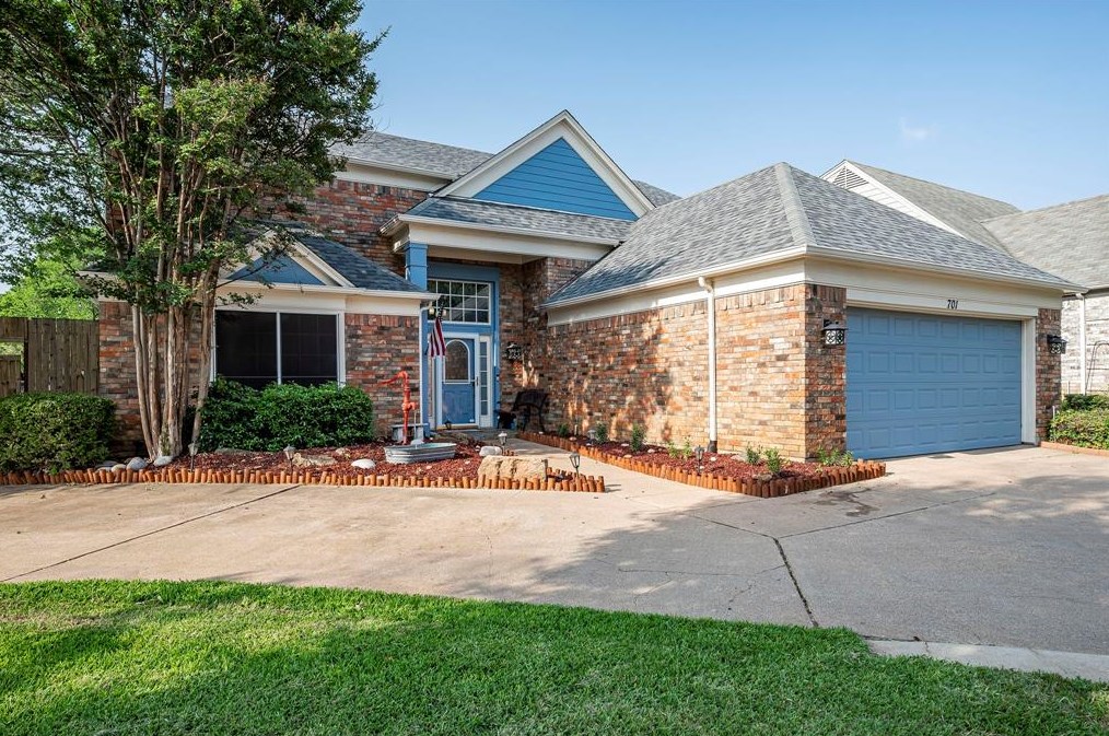 701 Berkshire Ln, Grapevine, TX 76051-6713