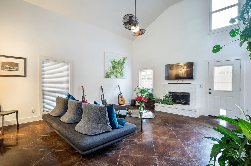 2724 Harmon Dr, Grapevine, TX 76051-6084