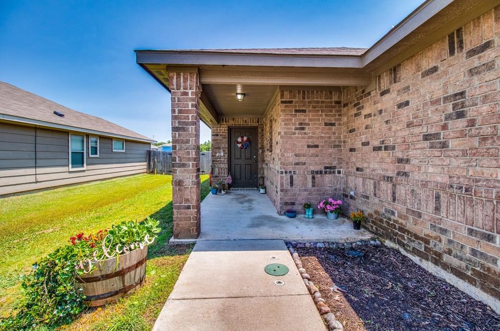 221 Candlewood Cir, Whitesboro, TX 76240-1591