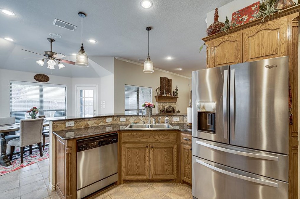 137 Castle Pines Dr, Aledo, TX 76008-3137