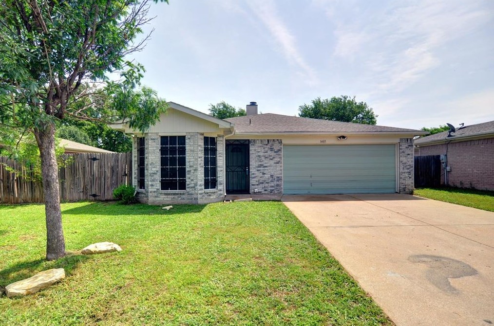 1405 Horncastle St, Fort Worth, TX 76134