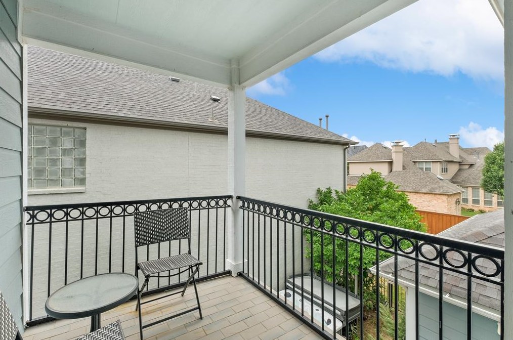 2225 Longwood Dr, Carrollton TX 75010-4911 exterior