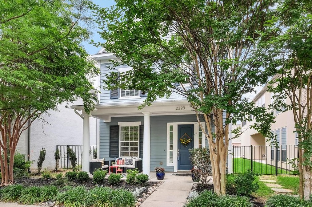 2225 Longwood Dr, Carrollton, TX 75010-4910