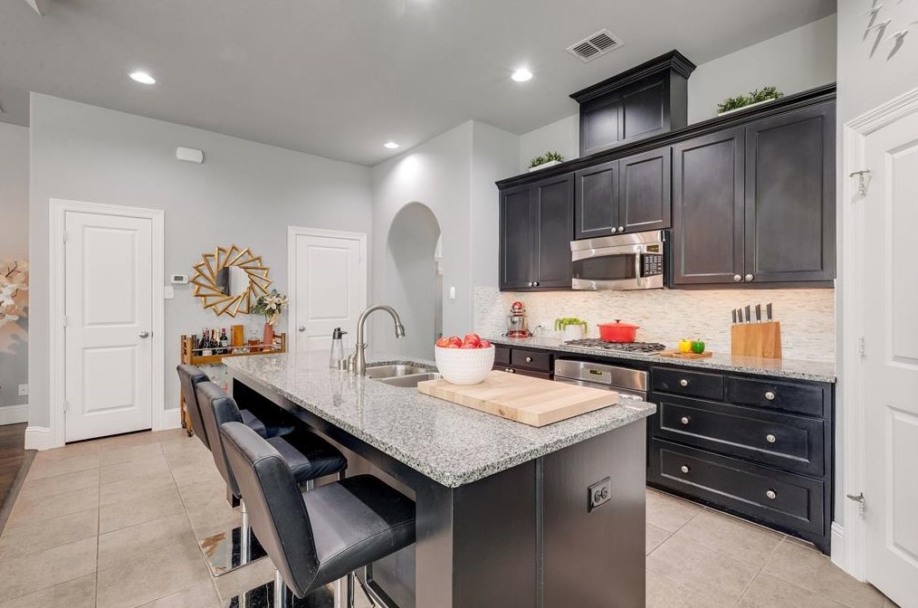 2225 Longwood Dr, Carrollton TX 75010-4911 exterior