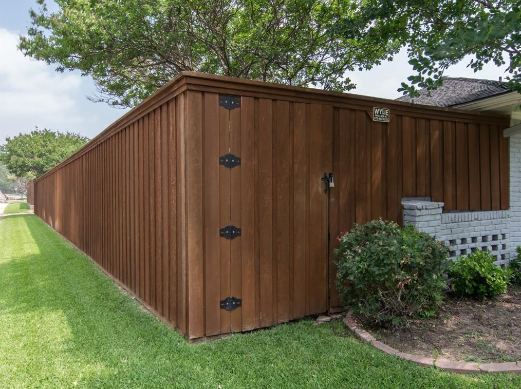 6801 Ledyard Dr, Dallas TX  75248-2210 exterior