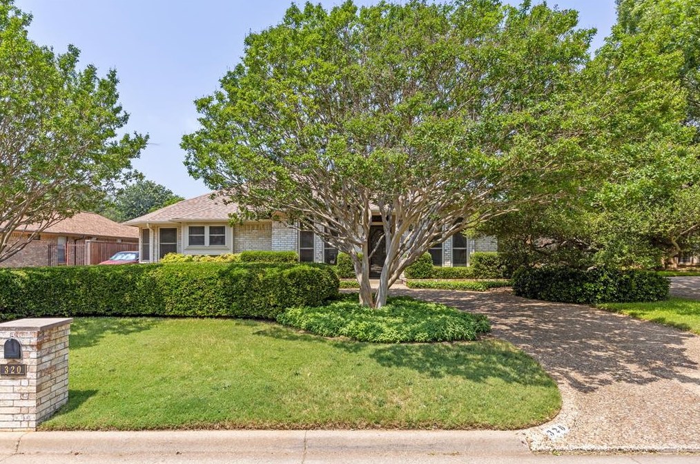320 Drexel Dr, Grapevine, TX 76051-5101