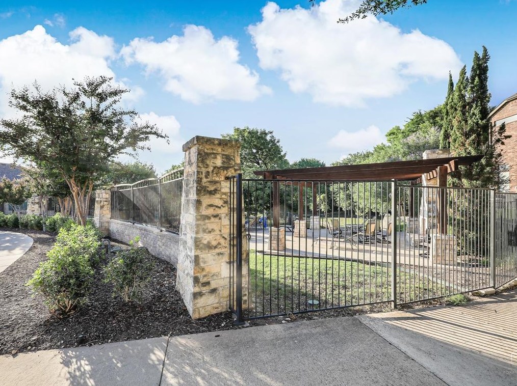 4233 Haskell Dr, Carrollton TX 75010-4280 exterior