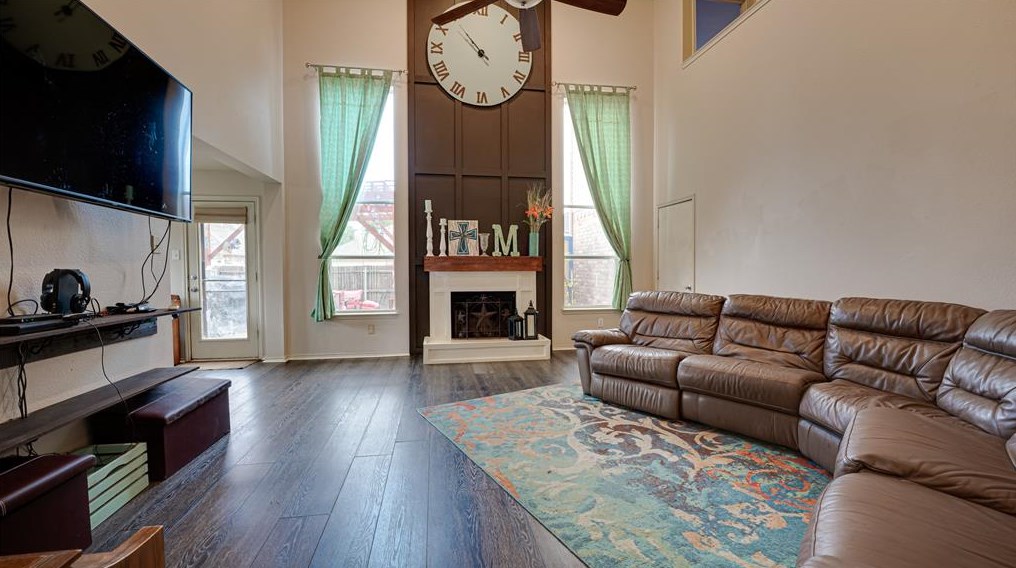 101 Red Wolf Ln, Oak Leaf, TX 75154-4738