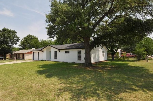 305 Live Oak Dr, Midlothian, TX 76063